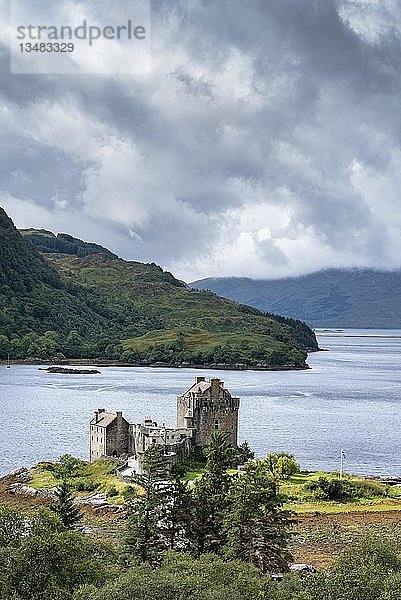 Eilean Donan Castle in Dornie  Western Ross  Schottische Highlands  Schottland  Vereinigtes Königreich  Europa