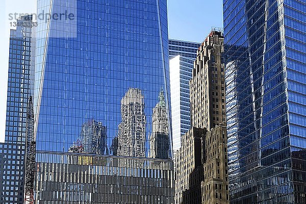 Spiegelung der umliegenden Wolkenkratzer in der Glasfassade des One World Trade Center  Ground Zero  Manhattan  New York  USA  Nordamerika
