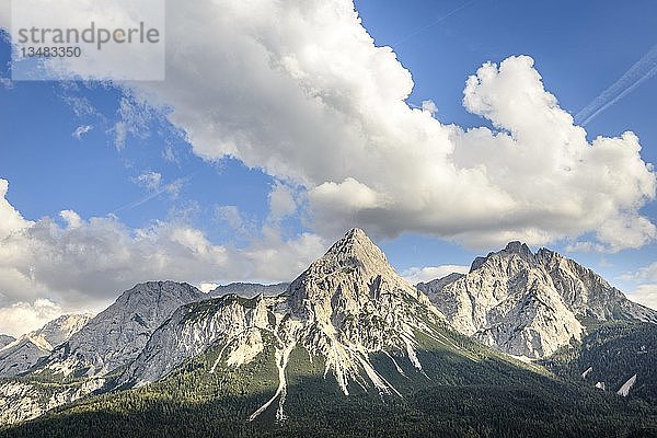 Blick auf die Ehrwalder Sonnenspitze  Berglandschaft  Tiroler Alpen  Ehrwalder Becken  bei Ehrwald  Lermoos  Tirol  Österreich  Europa