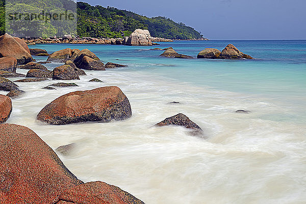 Granitfelsen am Strand Anse Lazio  Insel Praslin  Seychellen  Afrika