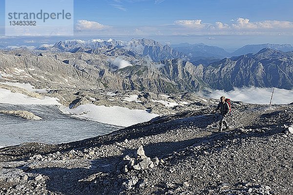 Bergsteiger unterhalb des Gipfels des Hochkönigs  Blick auf die Übergossene Alm und das Steinerne Meer  Hochkönig-Gebirge  Salzburger Land  Österreich  Europa