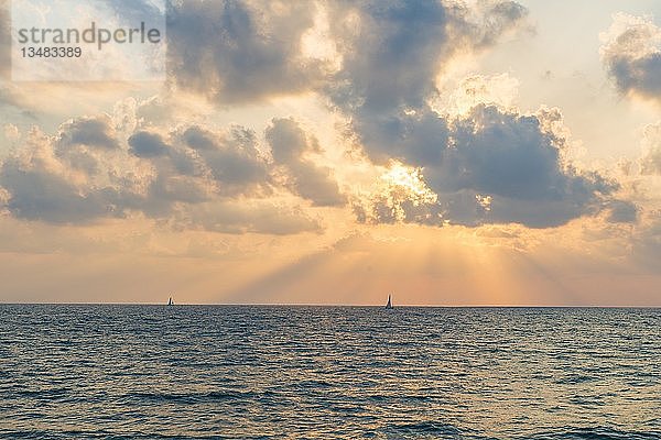 Sonnenuntergang über dem Meer  Segelboot am Horizont  Tel Aviv  Israel  Asien