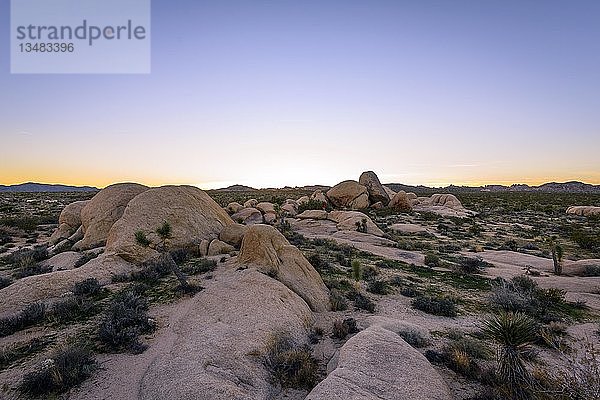 Sonnenuntergang  Landschaft mit runden Granitfelsen  Felsformationen  White Tank Campground  Joshua Tree National Park  Desert Center  Kalifornien  USA  Nordamerika