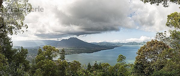 Blick auf den Danau Batur See  Vulkan Mount Batur  Bali  Indonesien  Asien