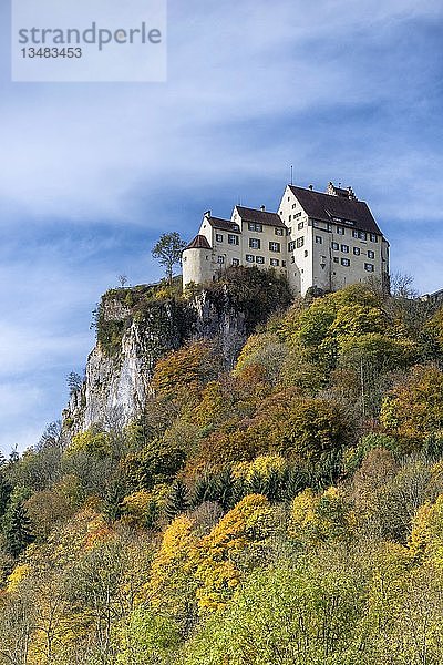 Schloss Werenwag auf einem Felsvorsprung im Oberen Donautal  Baden-Württemberg  Deutschland  Europa