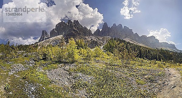 Panoramablick auf den Adolf-Munkel-Weg in der Geislergruppe  Geislergruppe  Villnöß- oder Pösstal  Dolomiten  Südtirol  Italien  Europa