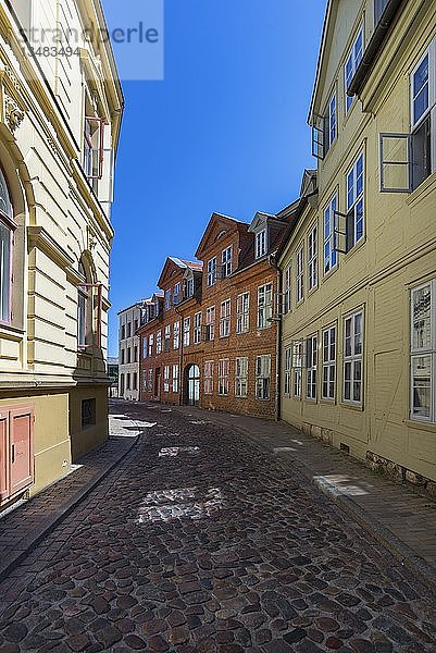 Kopfsteinpflaster in einer Gasse mit historischen Häusern  Schwerin  Mecklenburg-Vorpommern  Deutschland  Europa
