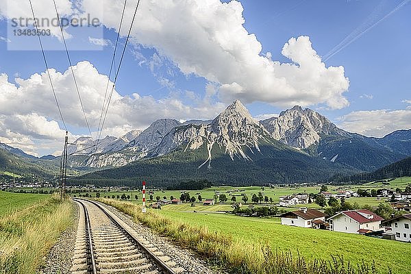 Blick auf die Ehrwalder Sonnenspitze  Berglandschaft  Tiroler Alpen  Ehrwalder Becken  bei Ehrwald  Lermoos  Tirol  Österreich  Europa