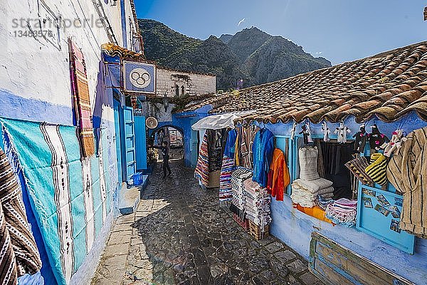 Teppichgeschäft  Enge Gasse  Blaue Häuser  Medina von Chefchaouen  Chaouen  Tanger-Tétouan  Marokko  Afrika