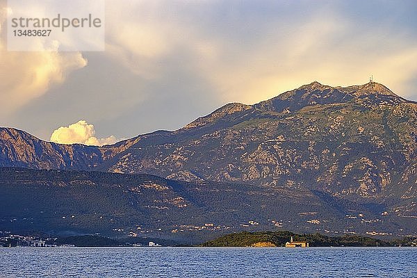 Berg Lov?en im Abendlicht  Blick von Krasici bei Tivat  Halbinsel Lustica  Lu?tica  Bucht von Kotor  Montenegro  Europa