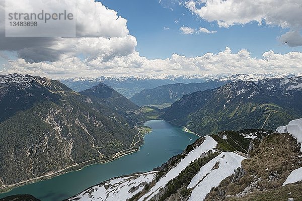 Blick auf den Achensee vom Wanderweg vom Seekarspitz zum Seebergspitz  Tirol  Österreich  Europa