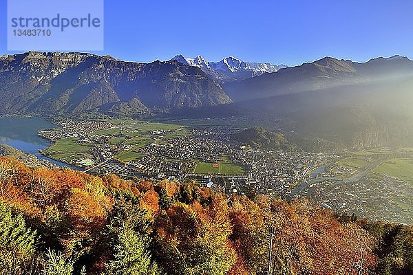 Blick vom Harder Kulm auf Interlaken und die Berner Alpen  Kanton Bern  Schweiz  Europa