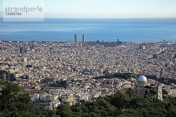 Blick auf die Stadt  Tibidabo  Barcelona  Katalonien  Spanien  Europa