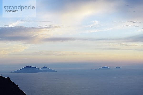 Blick vom Kraterrand des Stromboli auf Salina  Liparische oder Äolische Inseln  Sizilien  Italien  Europa