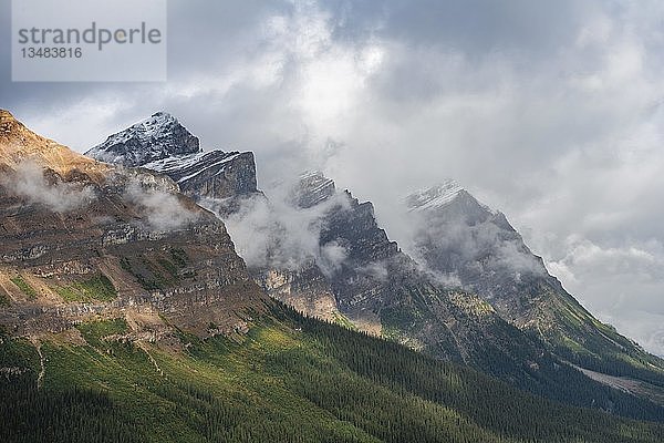 Drei in Nebel gehüllte Berggipfel  Bergkette im Banff-Nationalpark  Alberta  Kanada  Nordamerika
