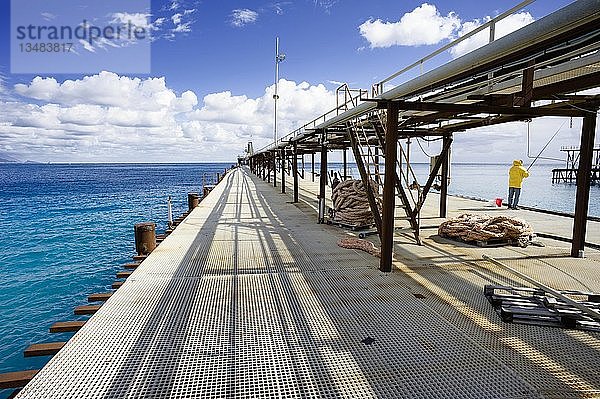 Alte Ladebrücke  türkisfarbenes Meer durch Bimssteinablagerungen am Meeresboden auf Lipari  Isola Eolie  Sizilien  Italien  Europa