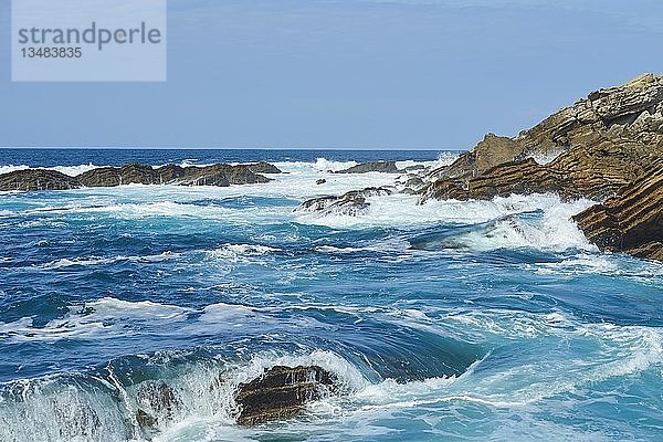 Brechende Wellen an felsiger Küste  atlantischer Ozean  bei Hondarribia  Baskenland  Spanien  Europa