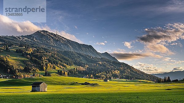 Berglandschaft mit Berg GrÃ¼nten im Herbst  AllgÃ¤uer Alpen  OberallgÃ¤u  Bayern  Deutschland  Europa