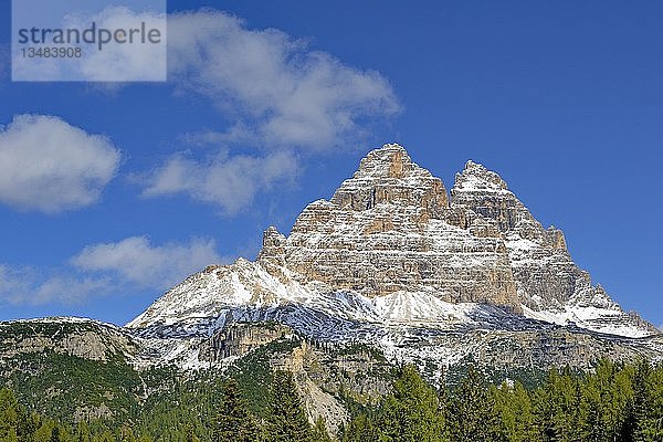 Drei Zinnen der Lavaredo-Südwände und Auronzo-Hütte 2320 m  Sextner Dolomiten  Provinz Südtirol  Südtirol  Italien  Europa