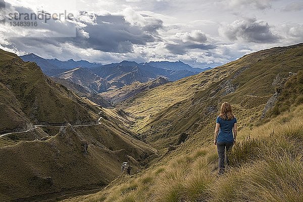 Weibliche Wanderin blickt hinunter zum Skippers Canyon  Queenstown  Otago  Südinsel  Neuseeland  Ozeanien