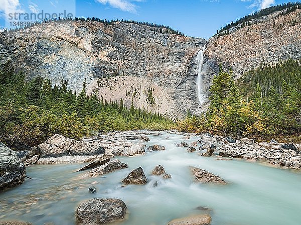 Takakkaw Falls  Wasserfall an Felswand und Fluss  Langzeitbelichtung  Rocky Mountains  Yoho Valley  Yoho National Park  Provinz Alberta  Kanada  Nordamerika