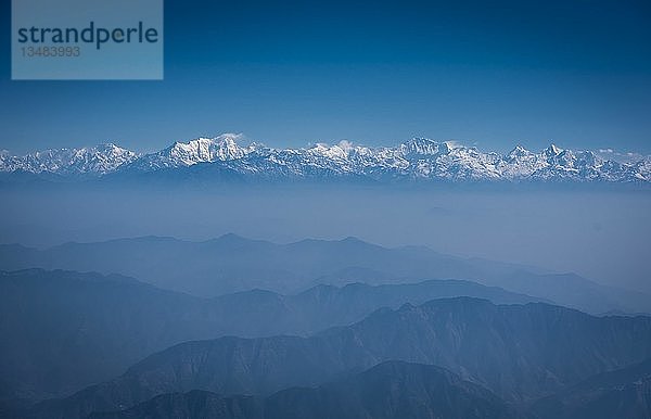 Blick aus dem Flugzeug  Himalaya-Gebirge mit Schnee  Nepal  Asien