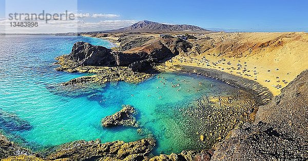 Sandstrand Playa del Papagayo mit klarem türkisfarbenem Wasser  Punta Papagayo  Playa Blanca  Lanzarote  Kanarische Inseln  Spanien  Europa