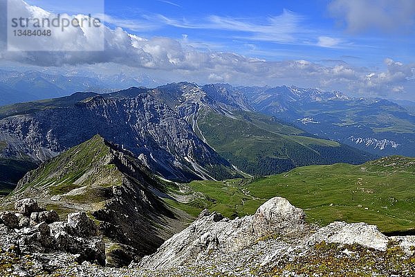 Weissfluhspitze  Blick auf die Plessuralpen mit Arosa  Plessur-Alpen  Arosa  Kanton Graubünden  Schweiz  Europa