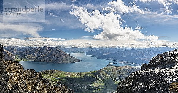 Blick von der Bergkette The Remarkables auf den Lake Wakatipu und die Berge  Queenstown  Otago  Südinsel  Neuseeland  Ozeanien