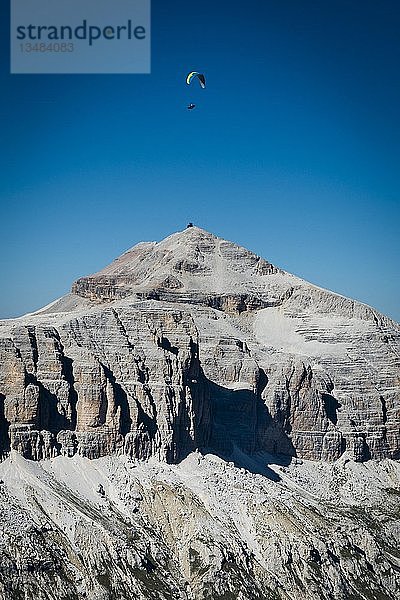 Luftaufnahme  Gleitschirmflieger über der Sellagruppe  Dolomiten  Region Trentino  Italien  Europa