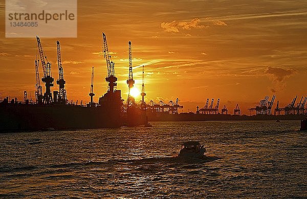 Sonnenuntergang  Silhouette  Hamburger Hafen mit Hafenkränen  Hamburg  Deutschland  Europa