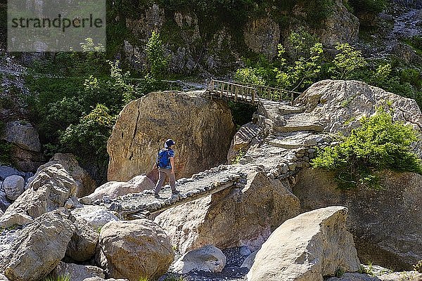 Wanderer auf Brücke  Theth  National Park Theth  Albanische Alpen  Prokletije  Qark Shkodra  Albanien  Europa