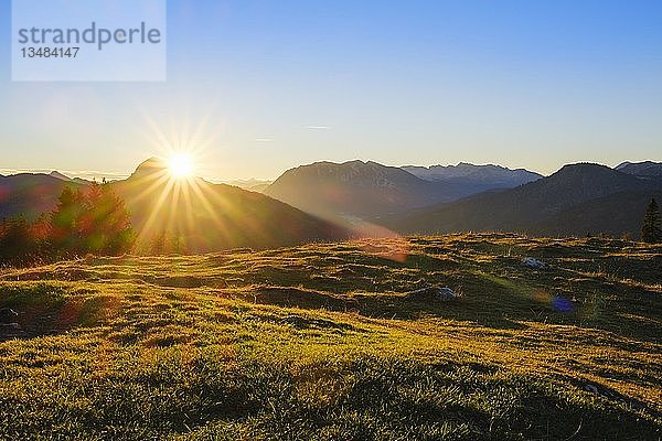 Sonnenaufgang auf der Hochalm bei Lenggries  Sonne über Guffert  Isarwinkel  Oberbayern  Bayern  Deutschland  Europa