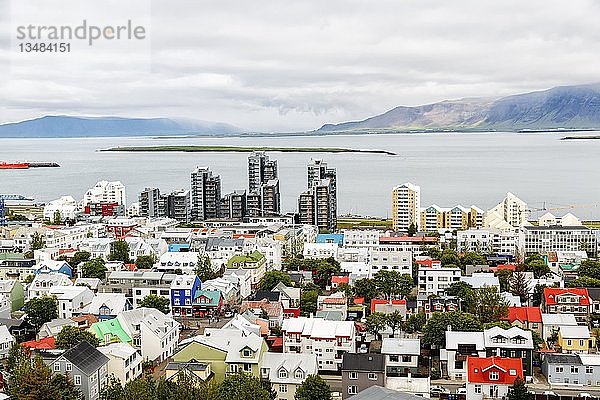 Blick auf die Skyline von Reykjavik  Island  Europa