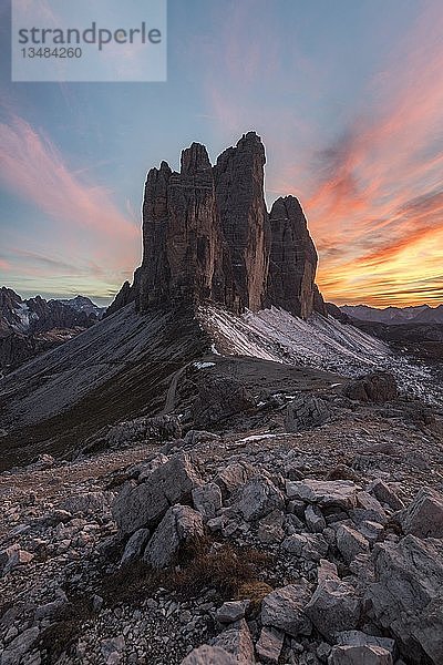 Blick vom Patternsattel auf die Drei Zinnen  Sonnenuntergang  Sextner Dolomiten  Südtirol  Trentino-Südtirol  Italien  Europa