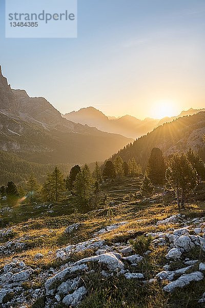 Sonnenaufgang vor Bergsilhouette  Blick zum Monte Cristallo  Falzaregopass  Dolomiten  Südtirol  Trentino-Südtirol  Italien  Europa