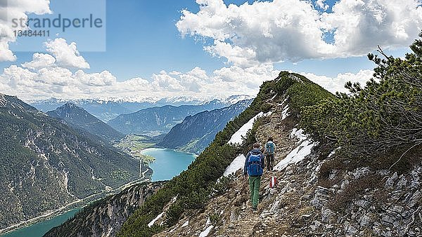 Zwei Wanderer auf Wanderweg  Überquerung von Seekarspitz nach Seebergspitz  Blick auf den Achensee  Tirol  Österreich  Europa