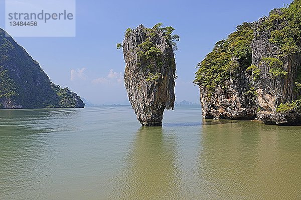 Markante Felsformation auf der Insel Khao Phing Kan  auch James-Bond-Insel  Thailand  Asien