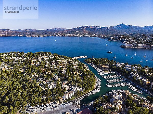 Luftaufnahme  Blick auf Santa Ponca und den Yachthafen von Santa Ponca  hinter der Serra de Tramuntana  Mallorca  Balearen  Spanien  Europa