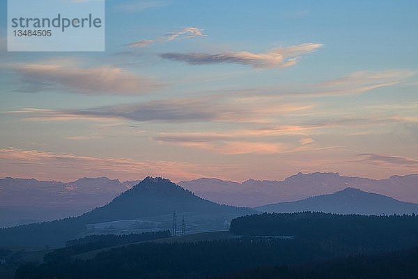 Hegauer Landschaft mit Hohenhewen und Hohenstoffeln  mit den Schweizer Alpen am Horizont  Baden-WÃ¼rttemberg  Deutschland  Europa
