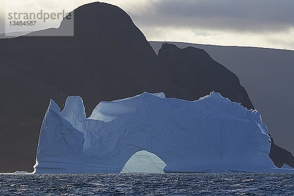 Eisberg vor einer Bergsilhouette am Niaqornat  Umanak Fjord  Grönland  Nordamerika