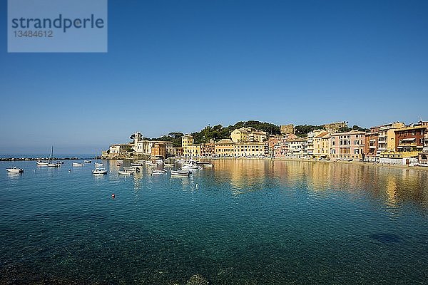 Stadtbild mit Hafen in Baia del Silenzio  Sestri Levante  Provinz Genua  Riviera di Levante  Ligurien  Italien  Europa