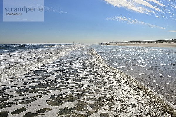 Surfen am Sandstrand  Juist  Ostfriesische Insel  Ostfriesland  Niedersachsen  Deutschland  Europa