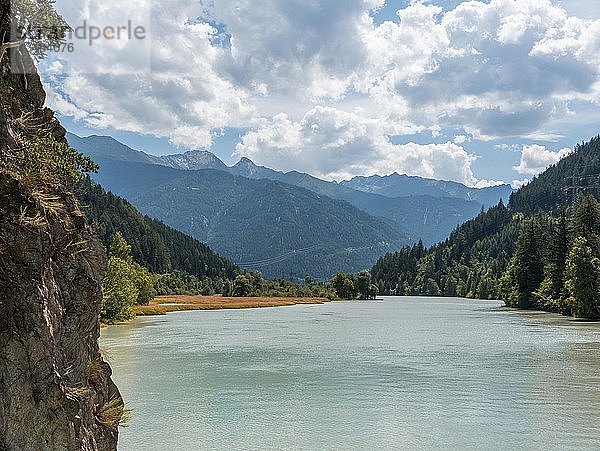 Blick über den Inn  Landeck  Österreich  Europa