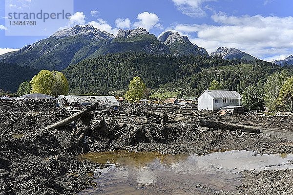 Zerstörte Häuser durch einen Erdrutsch in Villa Santa Lucía  Chaiten  Rio Burritos  Carretera Austral  Patagonien  Chile  Südamerika