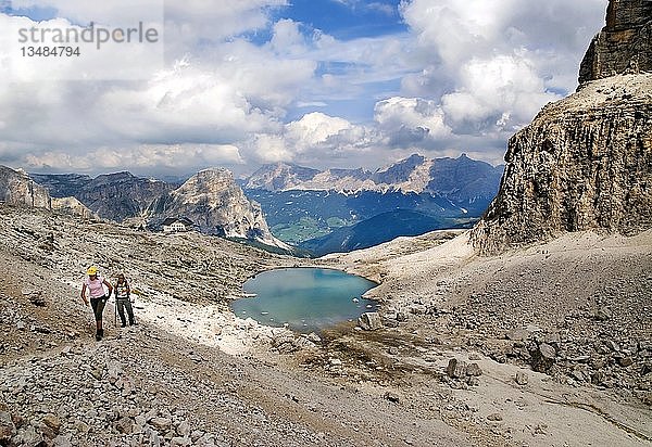 Frau und Kind beim Aufstieg zum Sas de Mezdi auf dem Sellamassiv vom Pisciadu-See aus  Grödnerjoch  Provinz Bozen  Italien  Europa