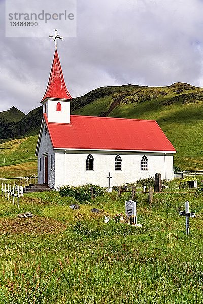 Reyniskirkja  Kirche mit Friedhof  Reynisfjara  Vik  VÃk Ã MÃ½rdal  SuÃ°urland  Sudurland  Südisland  Island  Europa