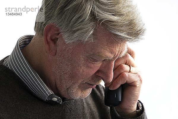 Mann mit grauem Haar am Telefon  Freiburg  Baden-Württemberg  Deutschland  Europa