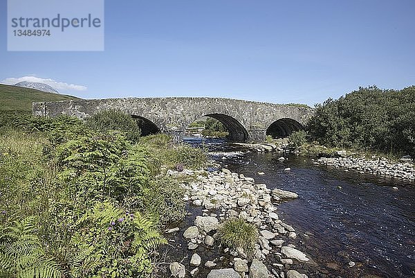 Alte Steinbrücke über den Fluss Corran  Isle of Jura  Innere Hebriden  Schottland  Vereinigtes Königreich  Europa