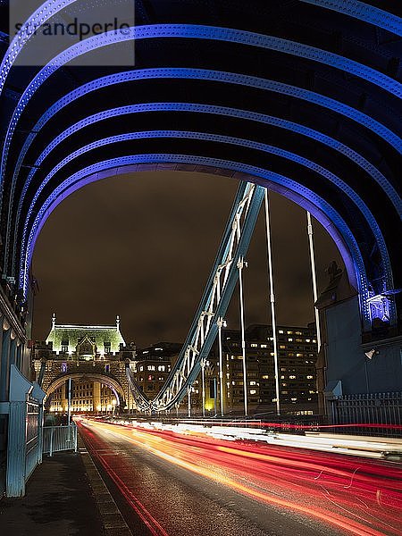 Tower Bridge  Lichtspuren  Nachtszene  London  England  Großbritannien